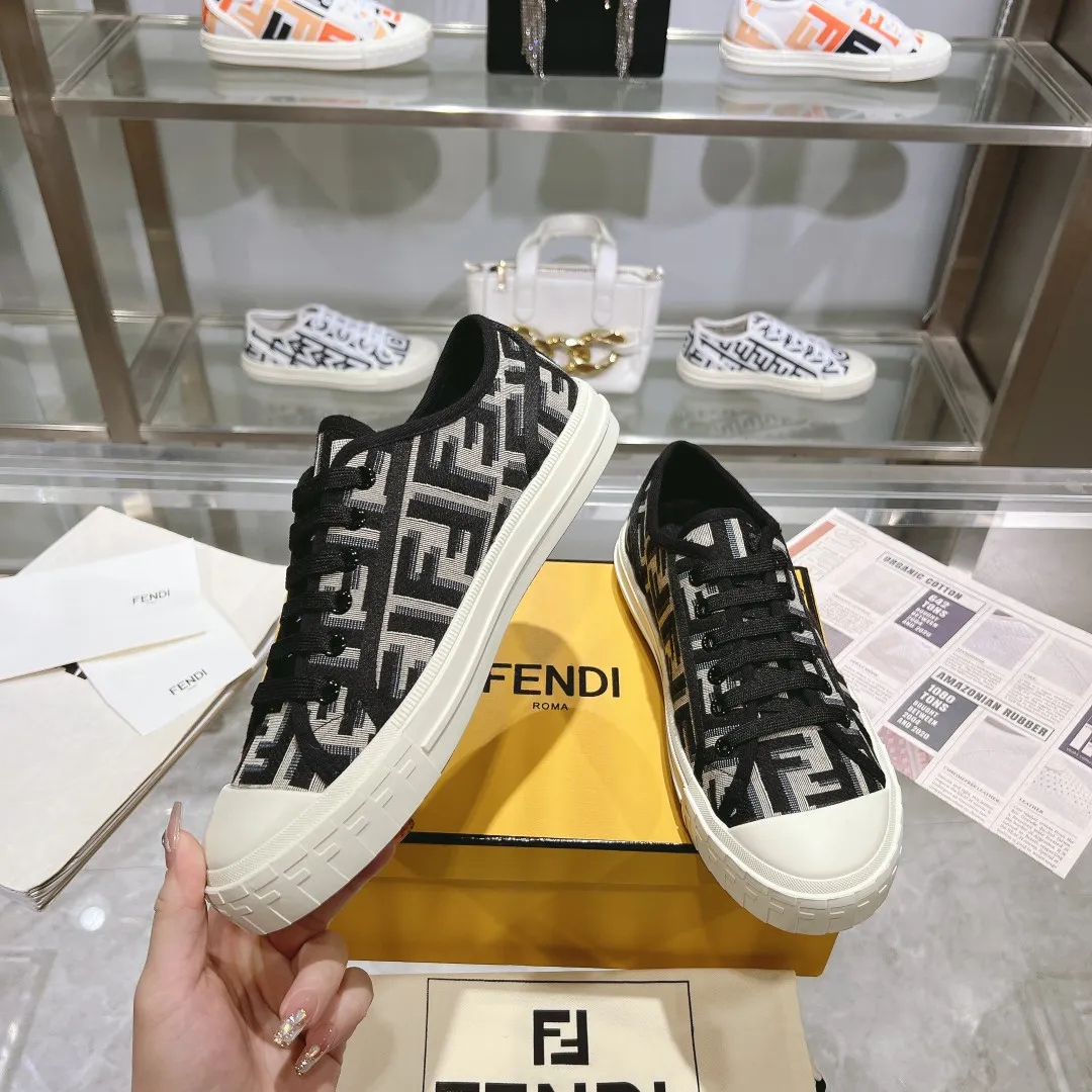 Couple style 💰460❤️Fendi Fendi's latest couple canvas shoes ❑ Fabric: Original customized imported jacquard canvas material ❑ Inner lining: Imported canvas material ❑ Sole: Original molded non-slip TPU outsole ❑ Bottom thickness: 2.5cm ❑ Size: Women's 35-40/Men's 39-45